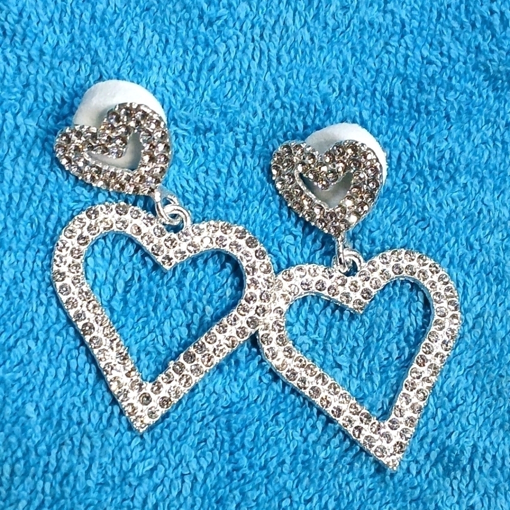 Silvertone Large heart crystal dangle earrings new